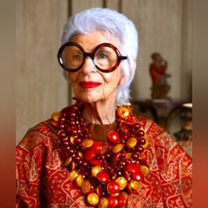 Bold QUEEN OF FASHION THE ICON IRIS ✨️🎨🛍